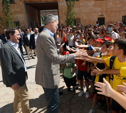 Don Felipe recibe el afectuoso saludo de los más jovenes participantes de esta iniciativa para la España Rural y contra la Despoblación
